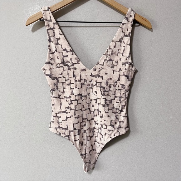 Aritzia Babaton Contour Double V Bodysuit Fawn Pink Gull Grey Rose Size Small - Picture 3 of 10